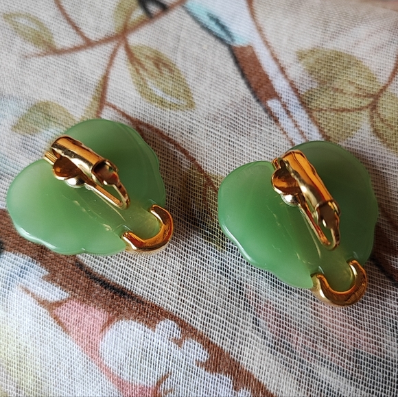 Lucite Molded Faux Jade Gold Tone Leaf Clip Earrings Green Vintage EUC - Picture 6 of 7